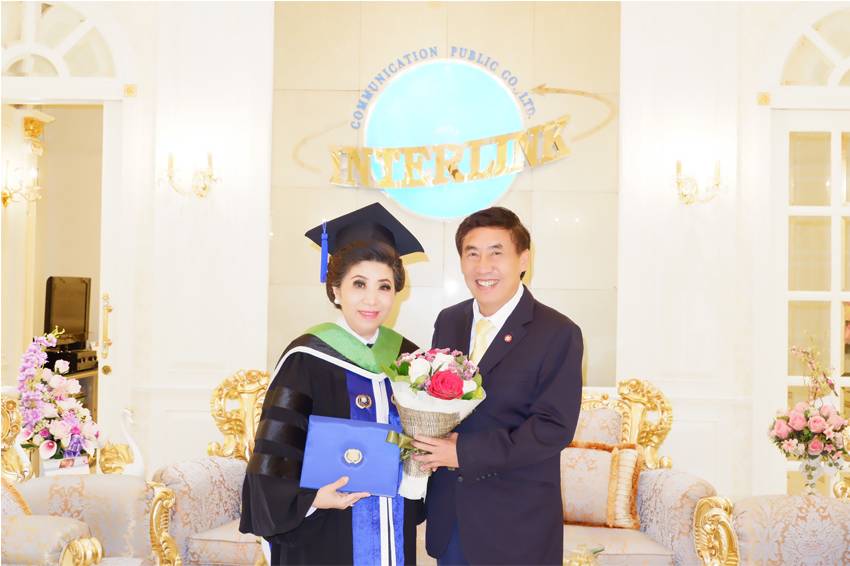 ดร.ชลิดา อนันตรัมพร เข้ารับปริญญาดุษฎีบัณฑิต